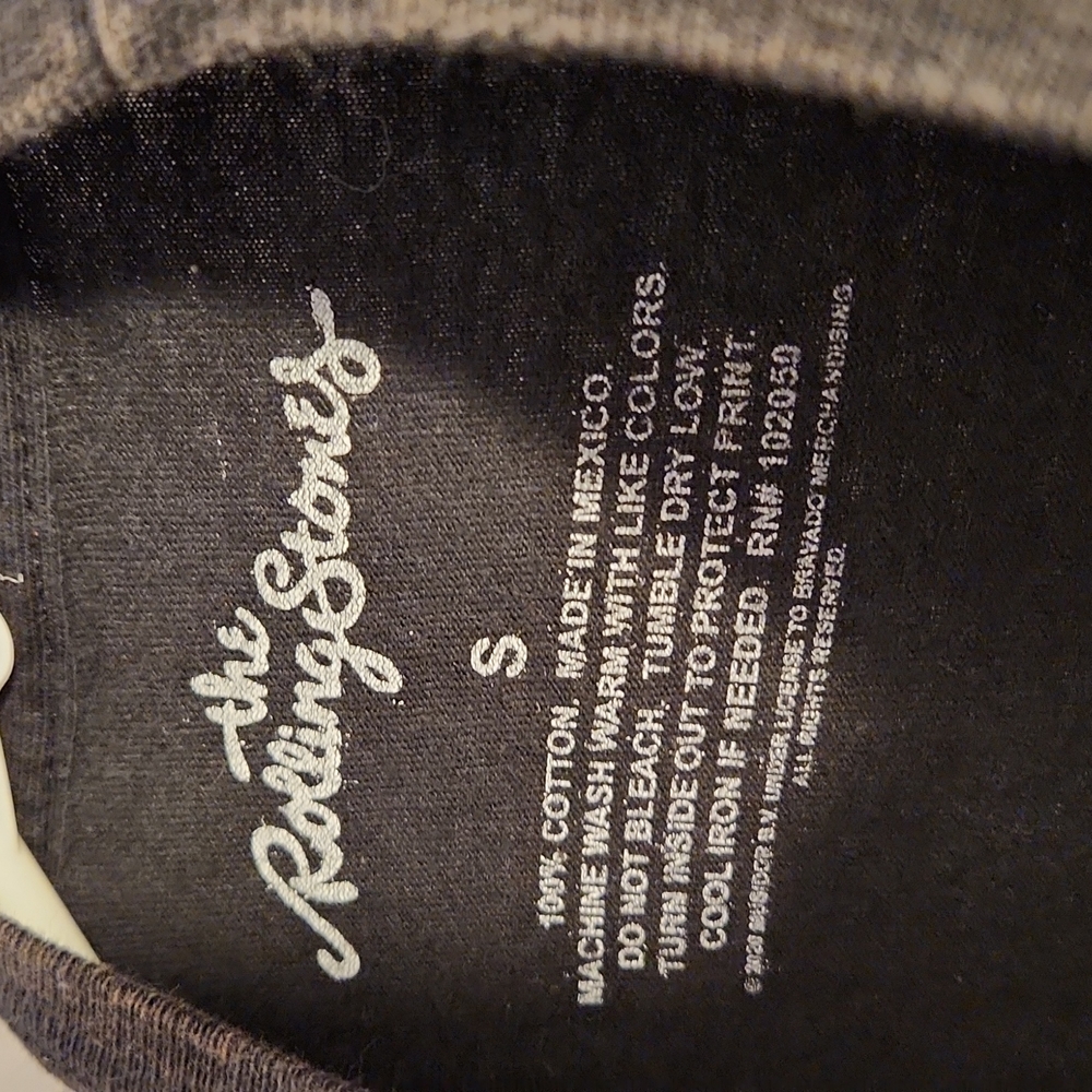 Rolling Stones Small black T-shirt with Tongue logo on front. - Picture 2 of 3